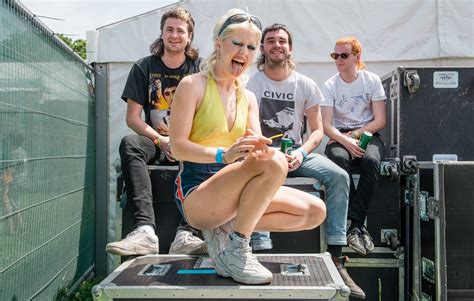 amyl and the sniffers peeing